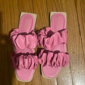 Ladies circus .ny sandals like new beautiful